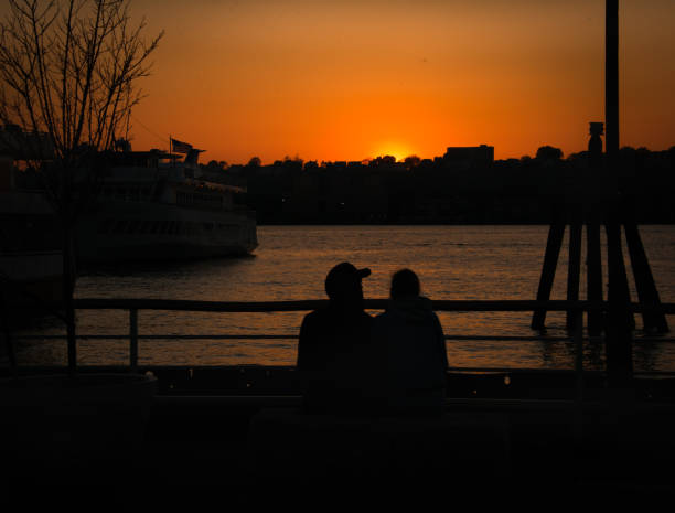 istock Silhouette Couple on the Hudson 999909946