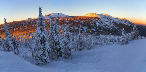 Sunset in Sheregesh in mountans. Night view of the mountain peaks in ski resort Sheregesh in the Kemerovo region in Russia. Sunset in Sheregesh in mountans. Sheregesh stock pictures, royalty-free photos & images