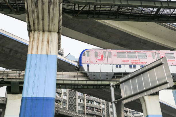 ライトレールの列車は中国・重慶で高層ビルを通過します。 - united arab emirates train dubai light rail ストックフォトと画像