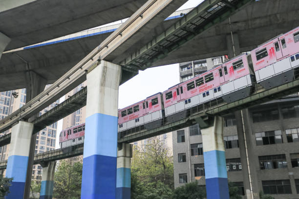 ライトレールの列車は中国・重慶で高層ビルを通過します。 - united arab emirates train dubai light rail ストックフォトと画像