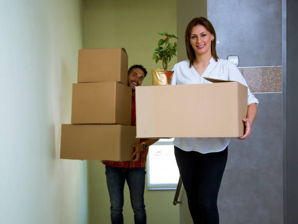 istock Couple Moving Into New Home 999944852