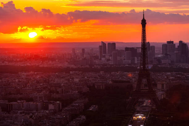 istock Travel to Paris, fabulous cityscape 999950864