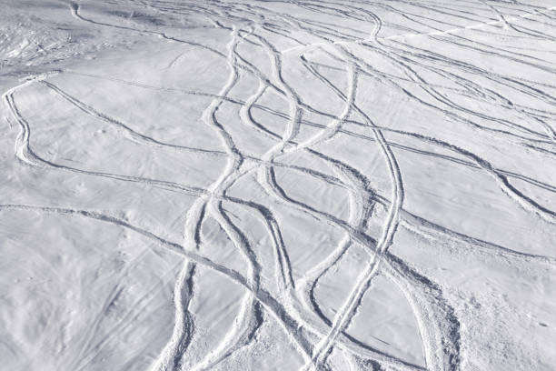 pista da sci fuoripista con traccia dagli sci - ski trace foto e immagini stock