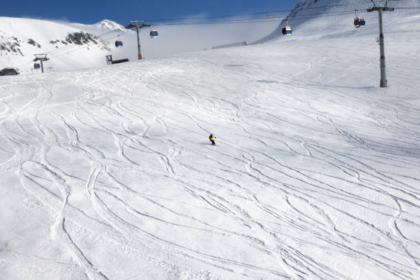 sciatori in discesa su pista da sci - ski trace foto e immagini stock