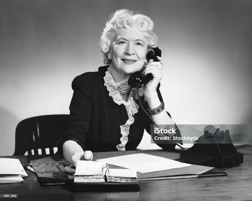 Woman answering phone - 免版稅1950-1959圖庫照片