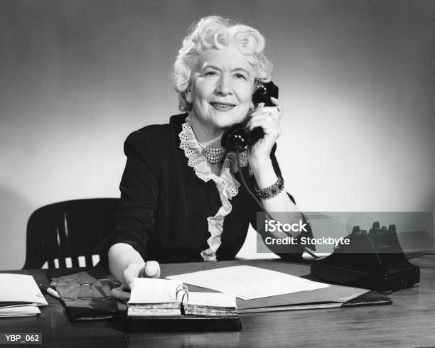 Woman Answering Phone 照片檔及更多 1950-1959 照片 - 1950-1959, 使用電話, 僅一名女人