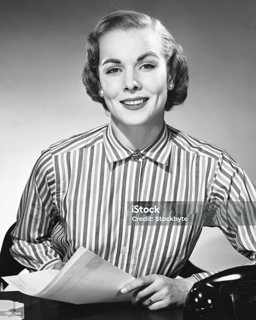 Mulher a segurar papel, Posando e sorrir - Royalty-free Fotografia de Estúdio Foto de stock