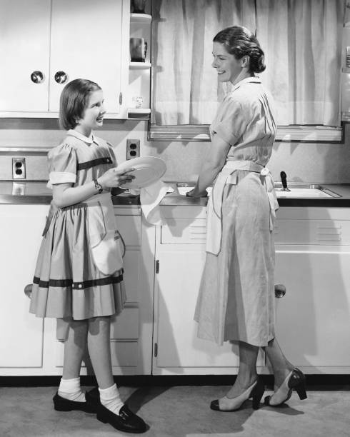 Mother and daughter doing dishes  washing dishes photos stock pictures, royalty-free photos & images