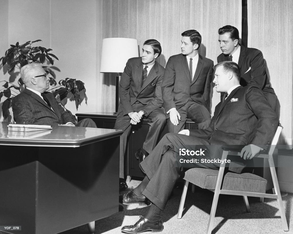 Hombres que en el grupo de reuniones - Foto de stock de 1950-1959 libre de derechos