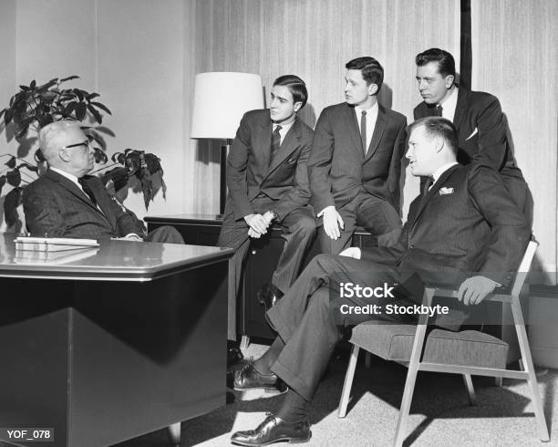 Hombres Que En El Grupo De Reuniones Foto de stock y más banco de imágenes de 1950-1959 - 1950-1959, Oficina, Sólo hombres