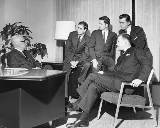 homem olhando para o grupo em reunião - 1950 imagens e fotografias de stock