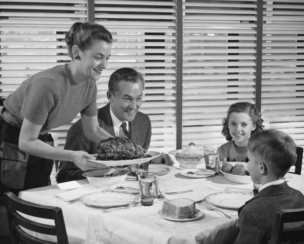 jantar de família mãe segurando a bandeja de assado - 1950 imagens e fotografias de stock