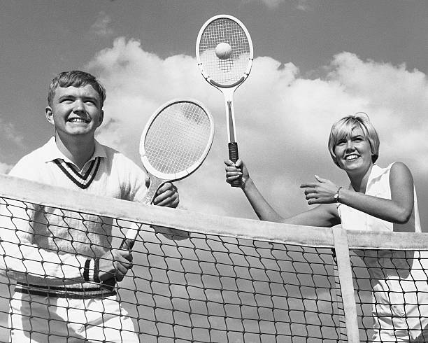 homem e mulher a tocar ténis - tennis couple women men imagens e fotografias de stock