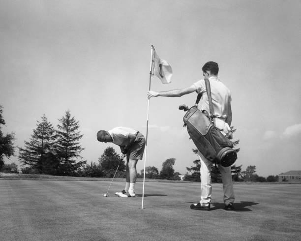 hombre de la foto caddie de golf mientras está bandera de retención - caddy fotografías e imágenes de stock