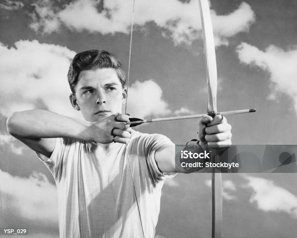 Boy Using Bow And Arrow Stockfoto en meer beelden van 1950-1959 - 1950-1959, Tiener, Zwart-wit