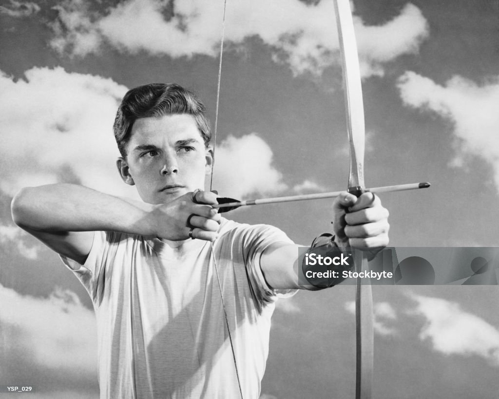 Boy using bow and arrow - 免版稅1950-1959圖庫照片