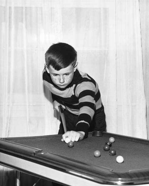 мальчик играет на бассейн - child sport playing pool game стоковые фото и изображения