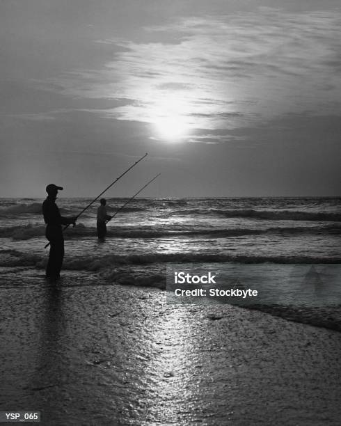 Zwei Mann Angeln Vom Ufer Bei Sonnenuntergang Stockfoto und mehr Bilder von Schwarzweiß-Bild - Schwarzweiß-Bild, Fischen, Fliegenfischen