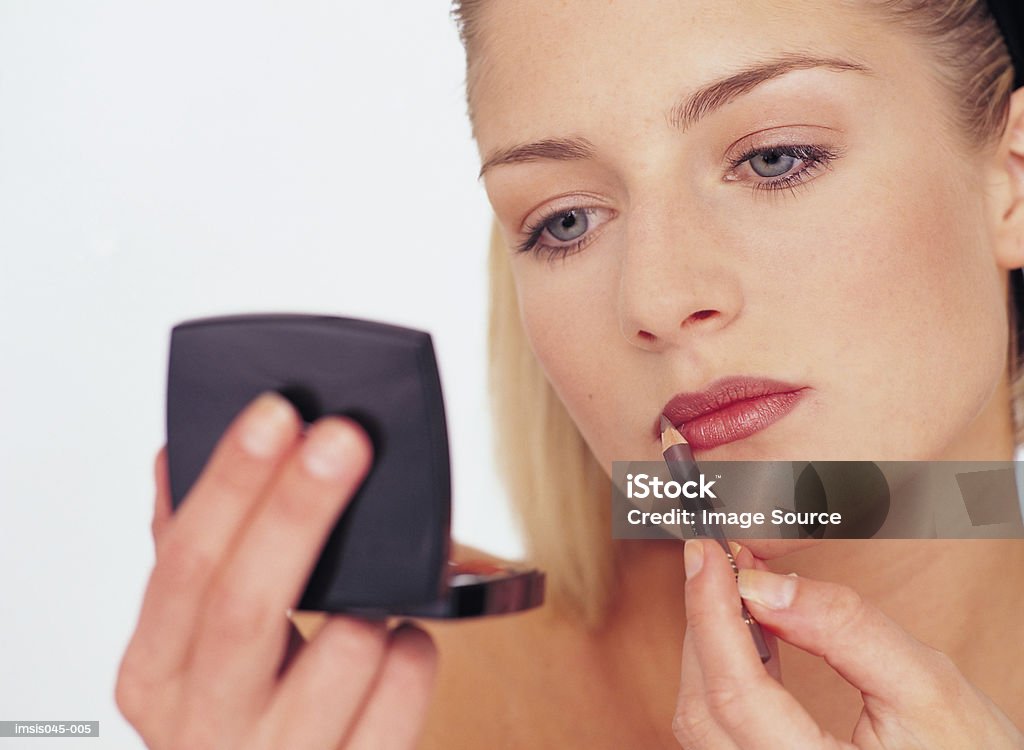 Mujer aplicar maquillaje - Foto de stock de Adulto joven libre de derechos