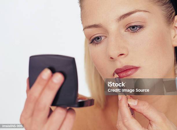 Mujer Aplicar Maquillaje Foto de stock y más banco de imágenes de Adulto joven - Adulto joven, Cabeza humana, Color - Tipo de imagen
