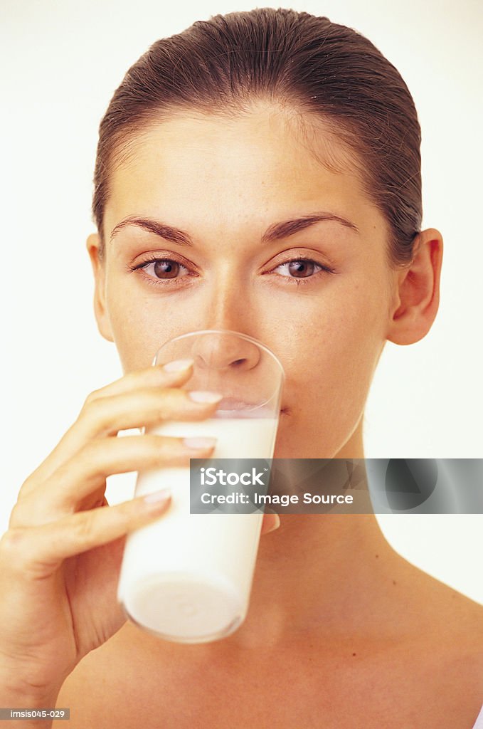 Mujer bebiendo leche - Foto de stock de Adulto joven libre de derechos