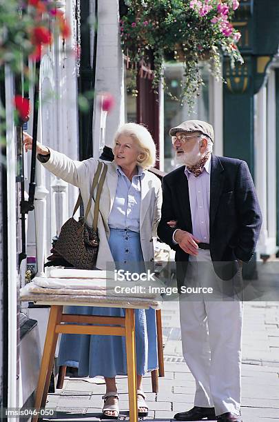 Couple In Town Stockfoto en meer beelden van Staan - Staan, Straat, Alleen volwassenen