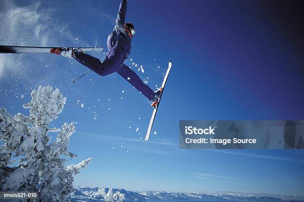 Esquiador No Ar - Fotografias de stock e mais imagens de Esqui - Equipamento Desportivo - Esqui - Equipamento Desportivo, Perigo, Acrobata