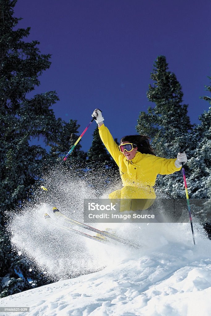 Frau abseits der gekennzeichneten Pisten Ski zu - Lizenzfrei Eine Frau allein Stock-Foto
