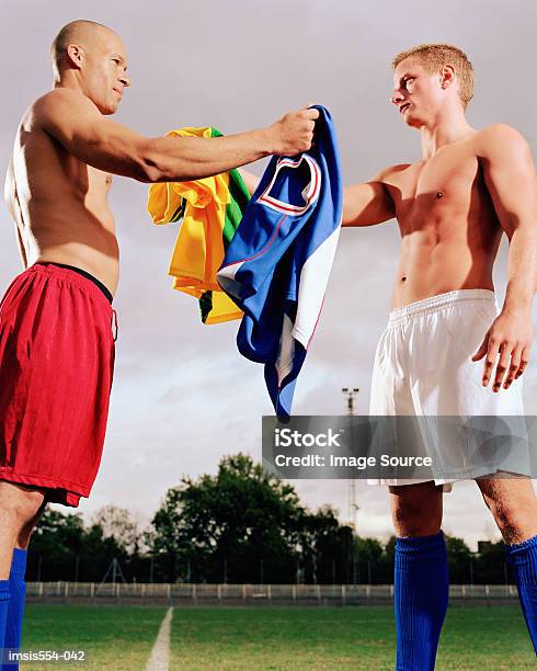 Soccer Players Exchanging Tshirts Stockfoto en meer beelden van Uitwisselen - Uitwisselen, T-Shirt, Voetbal - Teamsport