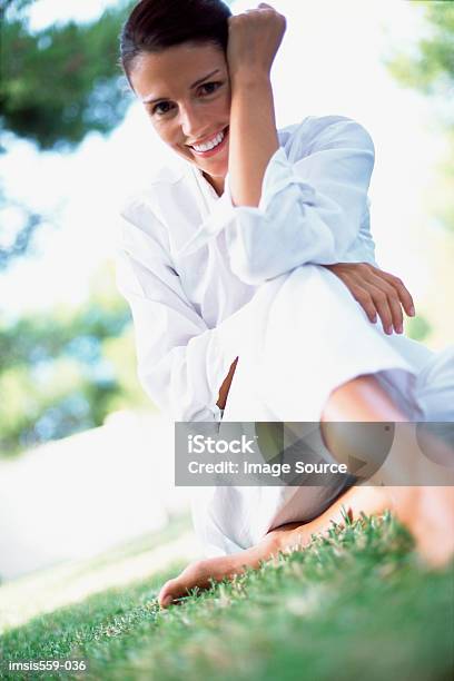 Foto de Linda Mulher Sorrindo Para A Câmera e mais fotos de stock de 20 Anos - 20 Anos, Cabelo Castanho, Calça Comprida