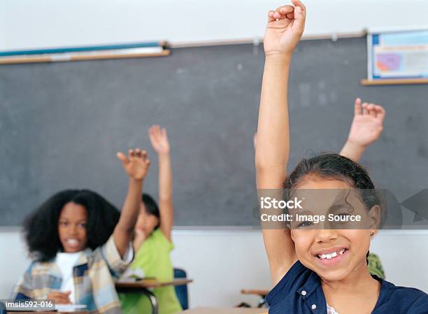 Crianças Com Os Braços Levantados Na Sala De Aula - Fotografias de stock e mais imagens de Afro - Afro, Afro-americano, Aluno da Escola Primária