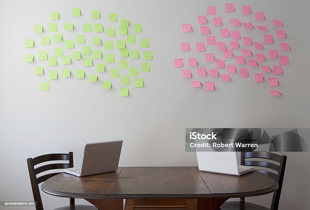 Two laptops on table, adhesive notes on wall - Royalty-free Binnenopname Stockfoto