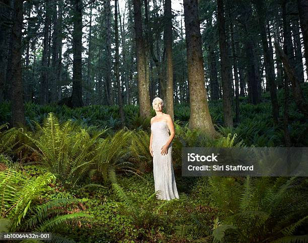 Reife Frau Im Wald Stockfoto und mehr Bilder von Eine Frau allein - Eine Frau allein, Ganzkörperansicht, Abendkleid