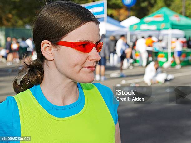 Weibliche Läufer Am Marathon Stockfoto und mehr Bilder von 30-34 Jahre - 30-34 Jahre, Eine Frau allein, Eine Person
