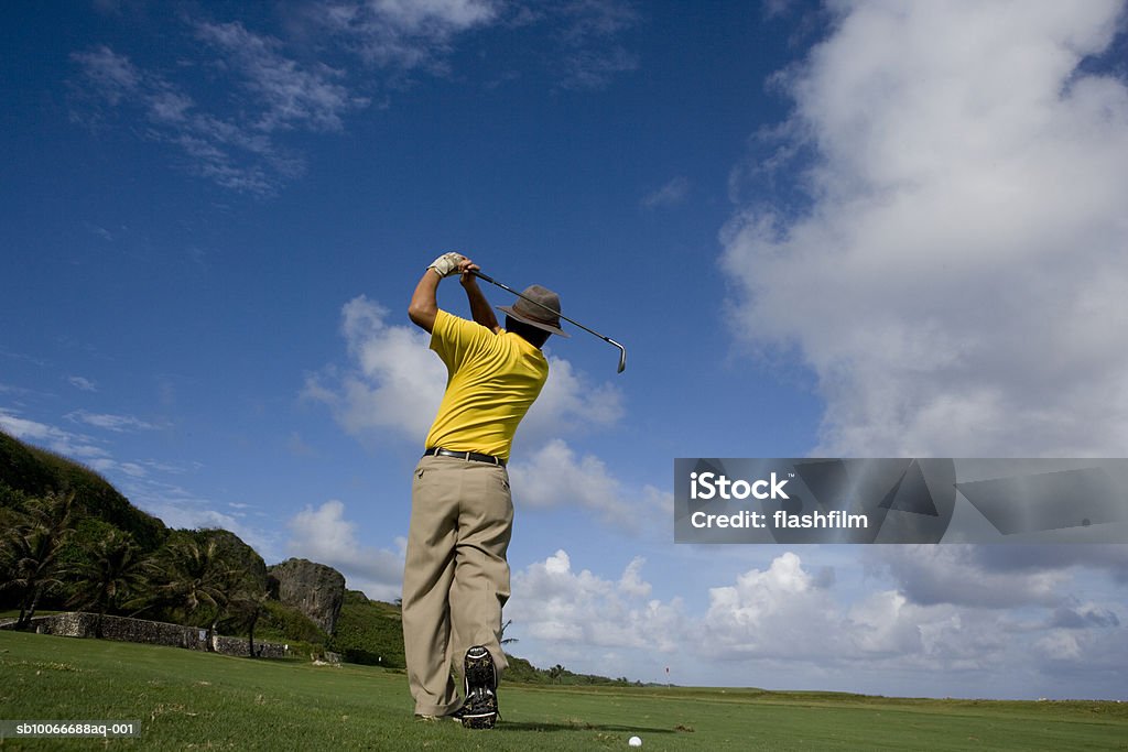 Homem balançar golf club, Vista traseira - Foto de stock de Adulto royalty-free