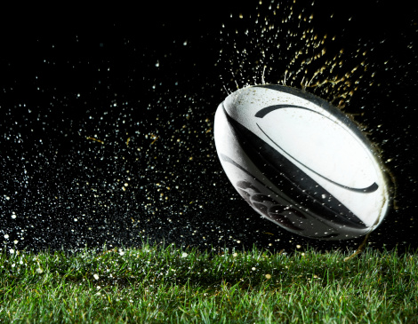 Pelota de Rugby en movimiento sobre hierba photo