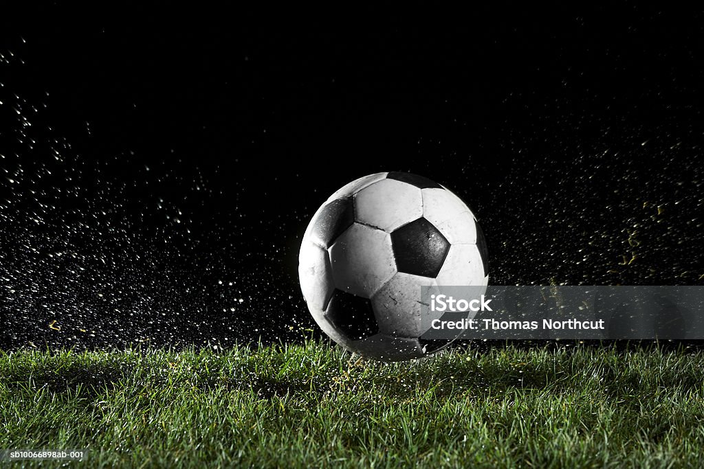 Fußball ball in Bewegung auf Gras - Lizenzfrei Fußball Stock-Foto