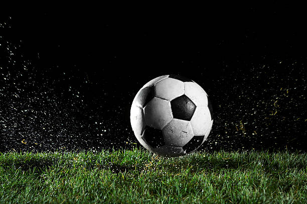bola de futebol em movimento sobre grama - soccer ball soccer ball cut out imagens e fotografias de stock