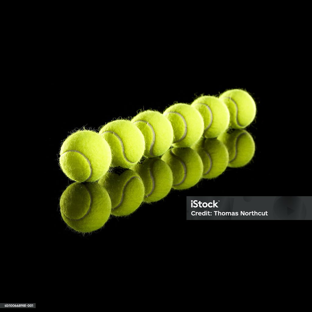 Pelotas de tenis en la fila - Foto de stock de Bola de Tenis libre de derechos