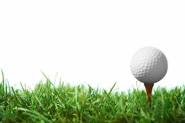 golfball sur le tee-shirt - tee de golf photos et images de collection