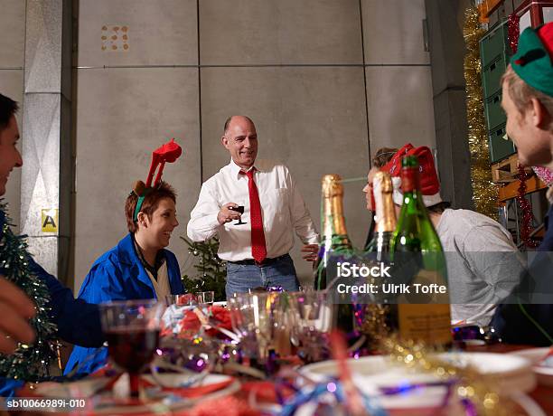 Gruppe Von Arbeitnehmern Feiern Im Charismas Tisch Im Warehouse Stockfoto und mehr Bilder von Feier am Arbeitsplatz