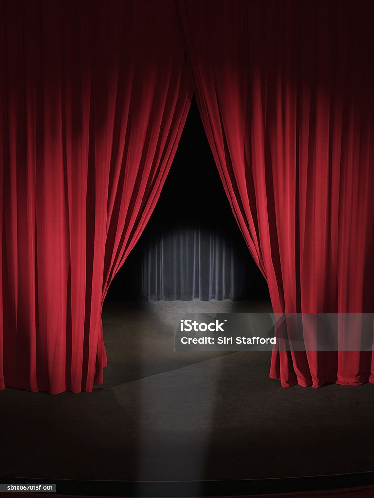 Palco vazio com cortinas ligeiramente aberta e em destaque - Royalty-free Cortina Foto de stock