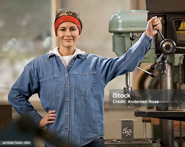 Woman Standing By Drill Machine Smiling Portrait Stockfoto und mehr Bilder von 30-34 Jahre - 30-34 Jahre, Baugewerbe, Baumaschine