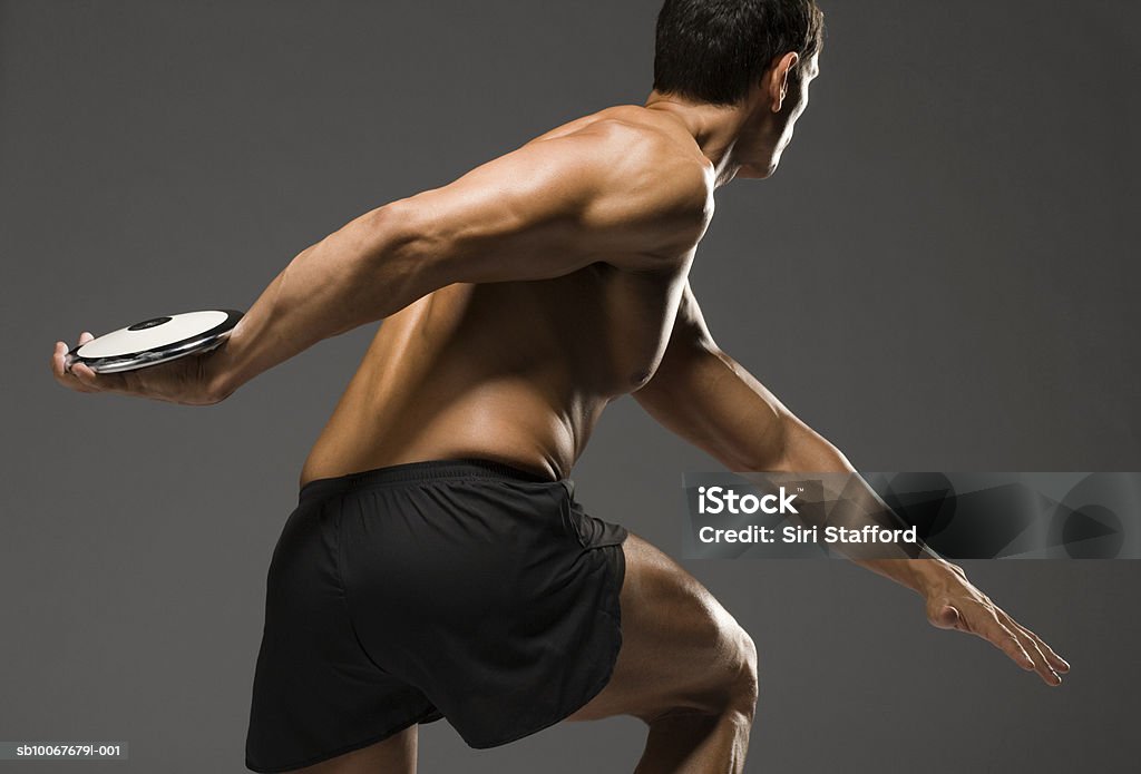 Maschio atleta lanciare Lancio del disco, Fotografia da studio - Foto stock royalty-free di A petto nudo