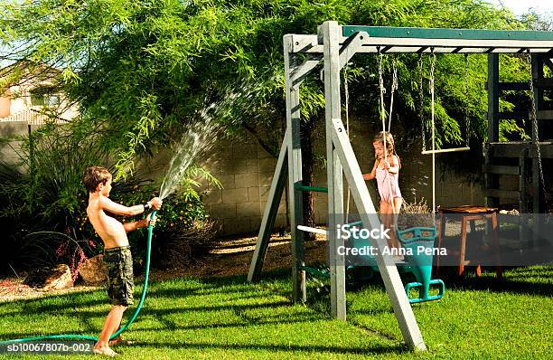 Boy With Hose - Fotografie stock e altre immagini di Arizona - Arizona, Divertirsi, 4-5 anni