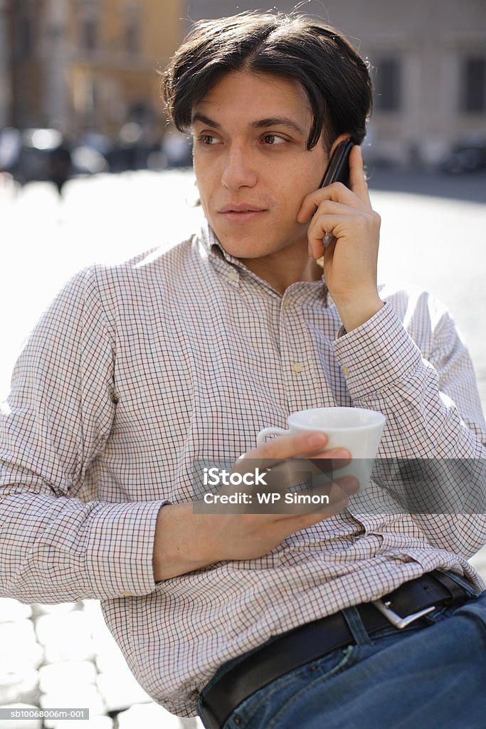 Man using mobile phone at outdoor cafe - Photo de 30-34 ans libre de droits