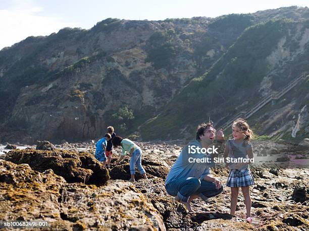 Família Com Três Crianças À Procura De Conchas Em Seashor - Fotografias de stock e mais imagens de Concha do mar