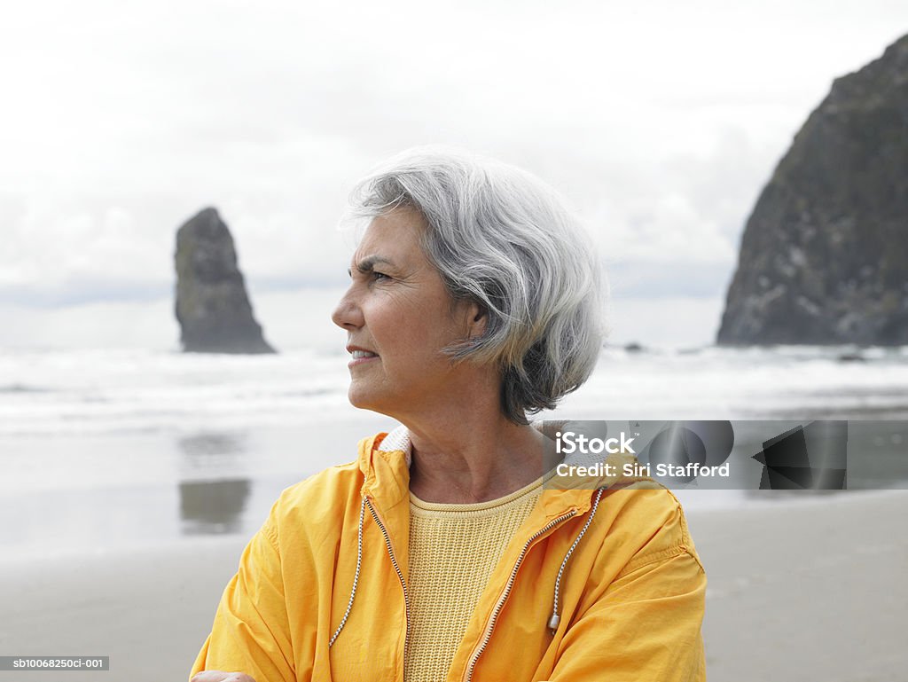 Senior Frau am Strand - Lizenzfrei 55-59 Jahre Stock-Foto