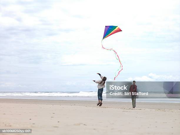 Pai Com Filha Voar Pipa Na Praia - Fotografias de stock e mais imagens de Papagaio de Papel - Papagaio de Papel, Praia, Cannon Beach