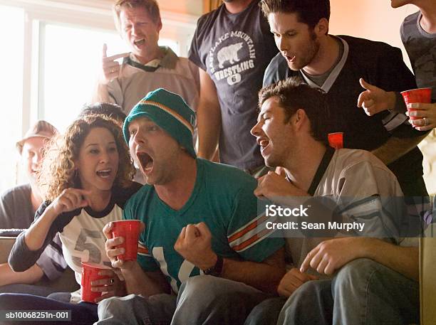 Gruppe Von Freunden Vor Dem Fernseher Stockfoto und mehr Bilder von Sport - Sport, Fan, Fernsehen